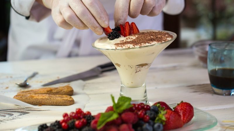 Przygotowywanie deserów w restauracji